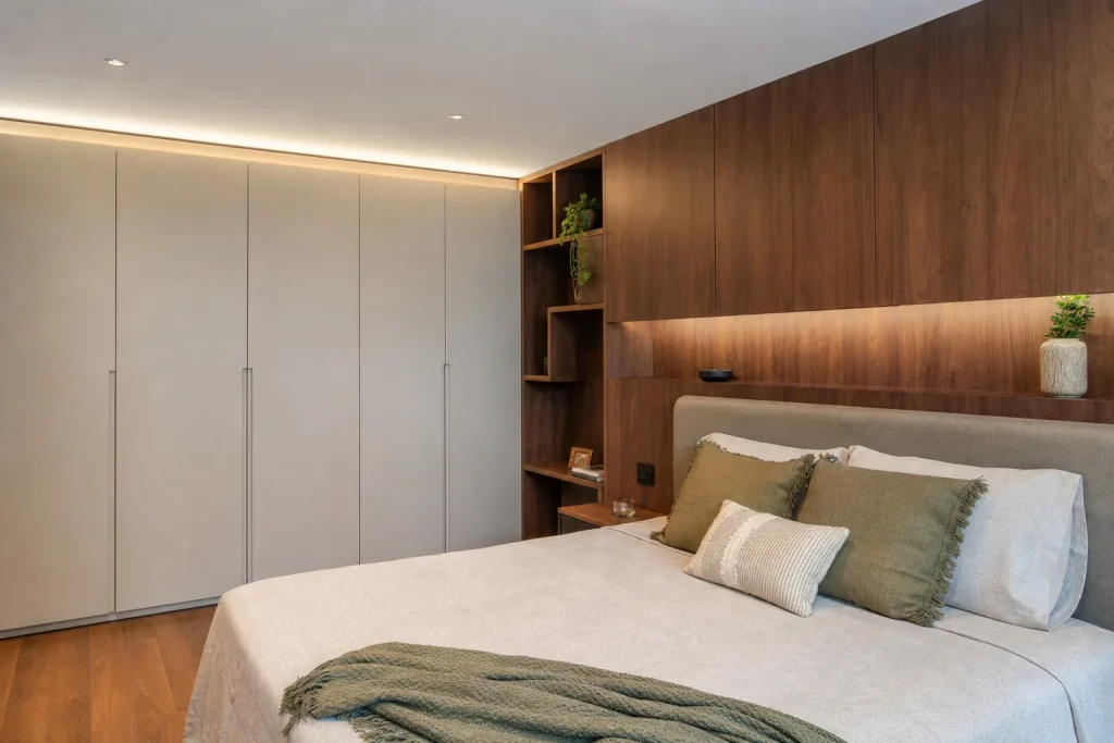 Chambre avec rangements sur mesure