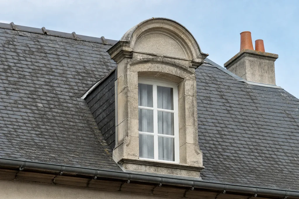 Lucarne sur un toit en ardoise
